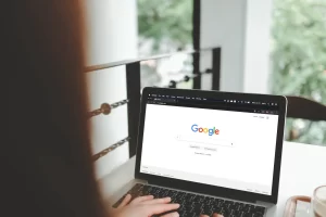 Visual que resume los beneficios de usar Google My Business para mejorar visibilidad local.