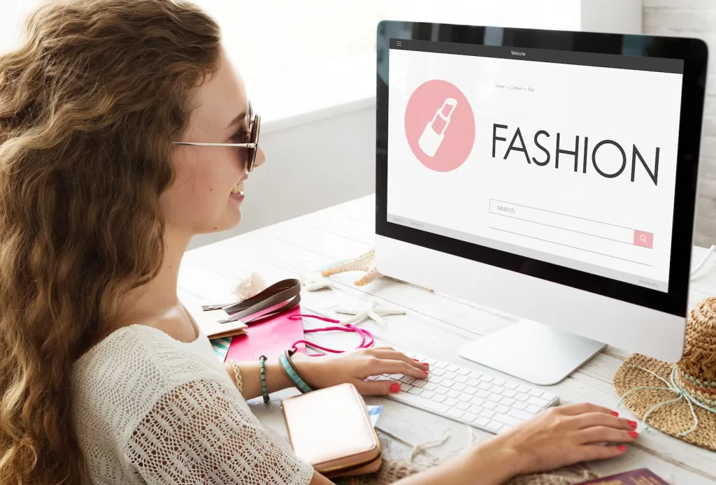 Laptop 3D con cajas, carrito y productos que ilustran gestión de envíos en WooCommerce y escalabilidad ecommerce.
